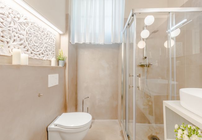 Lägenhet i Lucca - Casa Gina, a modern charming urban retreat with free parking by the train station and the Walls of Lucca Lägenhet i Lucca - Casa Gina, a modern charming urban retreat with free parking by the train station and the Walls of Lucca