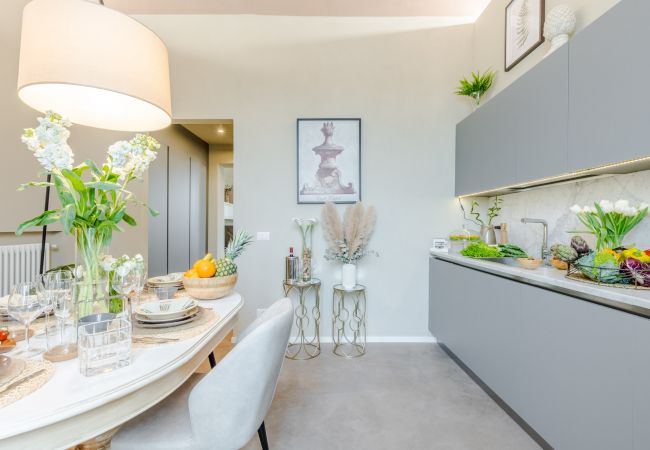 Lägenhet i Lucca - Casa Gina, a modern charming urban retreat with free parking by the train station and the Walls of Lucca Lägenhet i Lucca - Casa Gina, a modern charming urban retreat with free parking by the train station and the Walls of Lucca