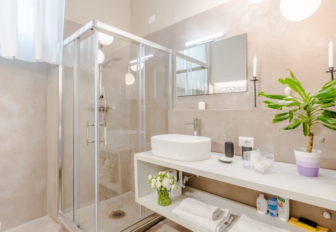 Lägenhet i Lucca - Casa Gina, a modern charming urban retreat with free parking by the train station and the Walls of Lucca Lägenhet i Lucca - Casa Gina, a modern charming urban retreat with free parking by the train station and the Walls of Lucca