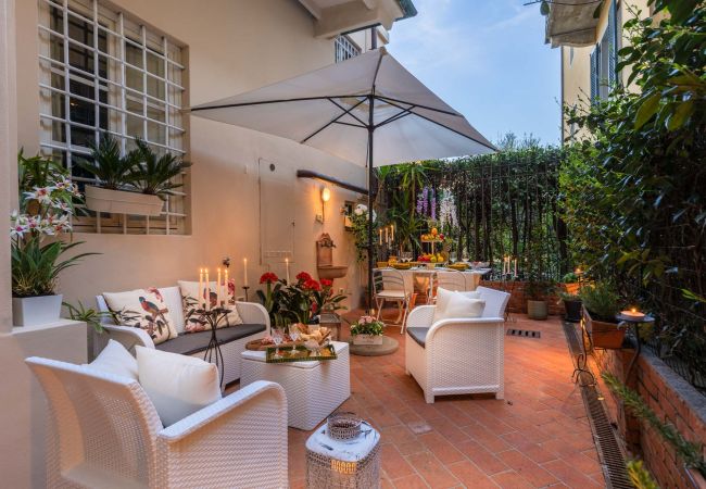  i Lucca - The Garden Along The Stream, romantic apartment with private garden inside the walls of Lucca
