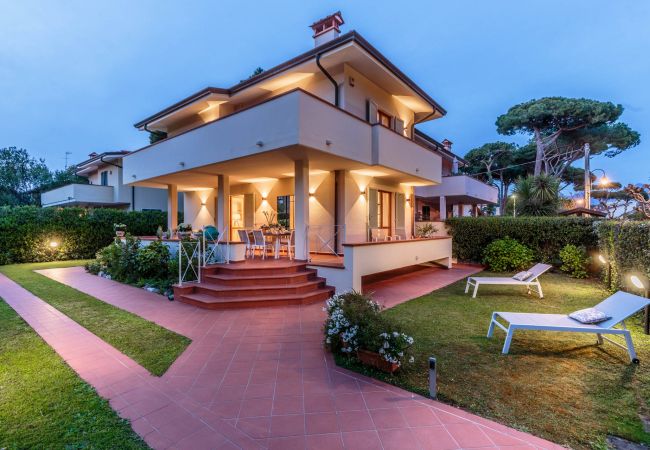 Hus i Marina di Pietrasanta - Regina Beach, Luxury 3 bedrooms Villa by the Beach in Marina di Pietrasanta