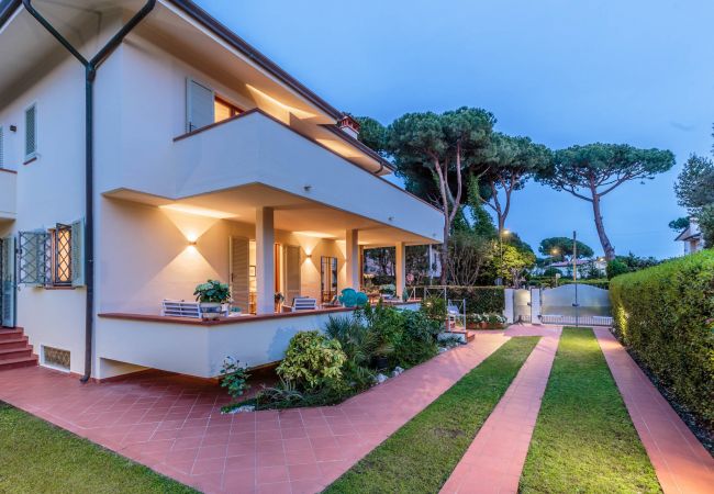 Villa i Marina di Pietrasanta - Regina Beach, Luxury 3 bedrooms Villa by the Beach in Marina di Pietrasanta Villa i Marina di Pietrasanta - Regina Beach, Luxury 3 bedrooms Villa by the Beach in Marina di Pietrasanta
