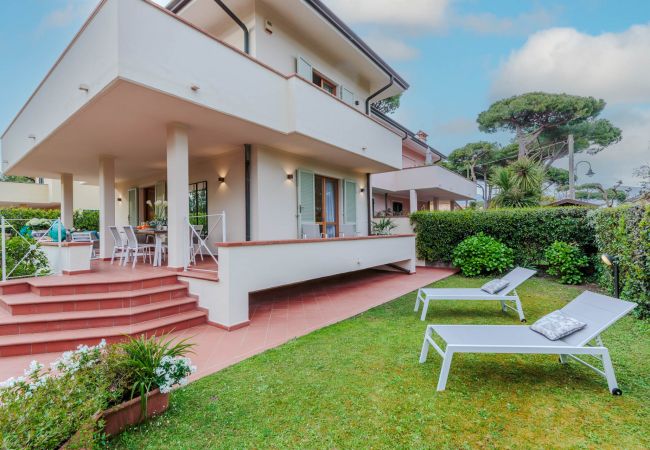 Villa i Marina di Pietrasanta - Regina Beach, Luxury 3 bedrooms Villa by the Beach in Marina di Pietrasanta Villa i Marina di Pietrasanta - Regina Beach, Luxury 3 bedrooms Villa by the Beach in Marina di Pietrasanta