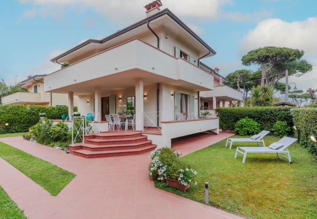 Villa i Marina di Pietrasanta - Regina Beach, Luxury 3 bedrooms Villa by the Beach in Marina di Pietrasanta Villa i Marina di Pietrasanta - Regina Beach, Luxury 3 bedrooms Villa by the Beach in Marina di Pietrasanta