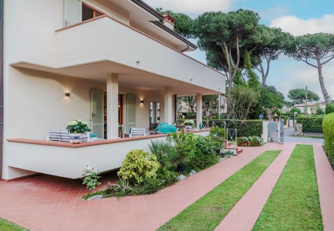 Villa i Marina di Pietrasanta - Regina Beach, Luxury 3 bedrooms Villa by the Beach in Marina di Pietrasanta Villa i Marina di Pietrasanta - Regina Beach, Luxury 3 bedrooms Villa by the Beach in Marina di Pietrasanta