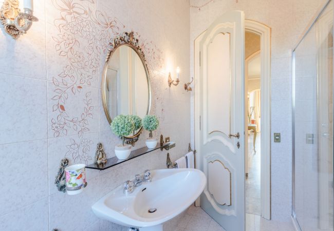 Villa i Monte San quirico - Villa Cesare, a Convenient 4 bedroom Villa with Pool close to Lucca Town Villa i Monte San quirico - Villa Cesare, a Convenient 4 bedroom Villa with Pool close to Lucca Town