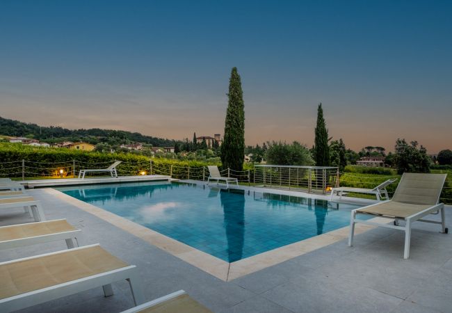 Villa i Monte San quirico - 3 Bedrooms Farmhouse with Shared Pool in the Fattoria Sardi Wine Resort in Lucca Villa i Monte San quirico - 3 Bedrooms Farmhouse with Shared Pool in the Fattoria Sardi Wine Resort in Lucca