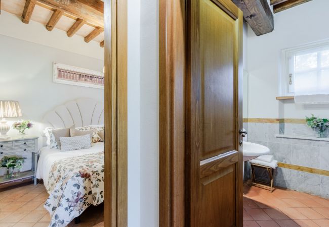 Villa i Monte San quirico - 3 Bedrooms Farmhouse with Shared Pool in the Fattoria Sardi Wine Resort in Lucca Villa i Monte San quirico - 3 Bedrooms Farmhouse with Shared Pool in the Fattoria Sardi Wine Resort in Lucca