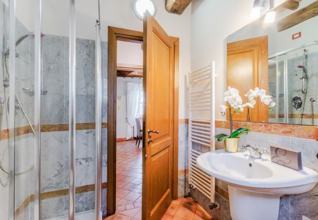 Villa i Monte San quirico - 3 Bedrooms Farmhouse with Shared Pool in the Fattoria Sardi Wine Resort in Lucca Villa i Monte San quirico - 3 Bedrooms Farmhouse with Shared Pool in the Fattoria Sardi Wine Resort in Lucca