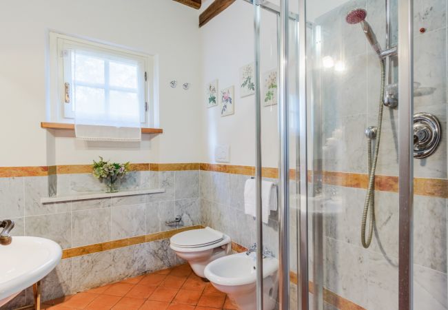 Villa i Monte San quirico - 3 Bedrooms Farmhouse with Shared Pool in the Fattoria Sardi Wine Resort in Lucca Villa i Monte San quirico - 3 Bedrooms Farmhouse with Shared Pool in the Fattoria Sardi Wine Resort in Lucca