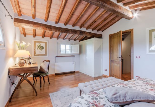 Villa i Monte San quirico - 3 Bedrooms Farmhouse with Shared Pool in the Fattoria Sardi Wine Resort in Lucca Villa i Monte San quirico - 3 Bedrooms Farmhouse with Shared Pool in the Fattoria Sardi Wine Resort in Lucca