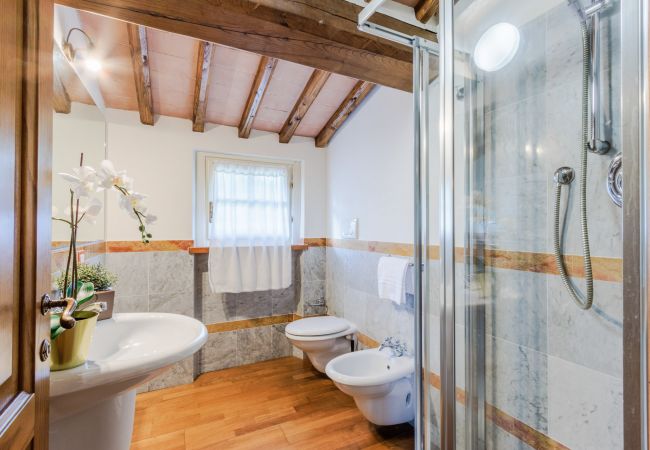 Villa i Monte San quirico - 3 Bedrooms Farmhouse with Shared Pool in the Fattoria Sardi Wine Resort in Lucca Villa i Monte San quirico - 3 Bedrooms Farmhouse with Shared Pool in the Fattoria Sardi Wine Resort in Lucca