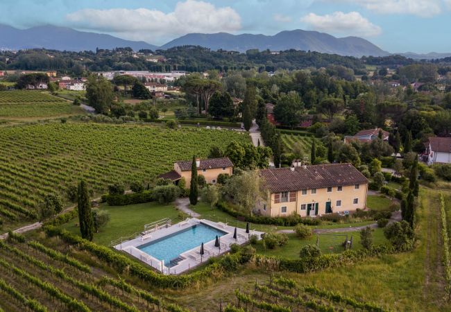 Villa i Monte San quirico - 3 Bedrooms Farmhouse with Shared Pool in the Fattoria Sardi Wine Resort in Lucca Villa i Monte San quirico - 3 Bedrooms Farmhouse with Shared Pool in the Fattoria Sardi Wine Resort in Lucca