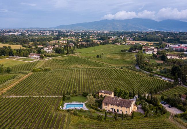Villa i Monte San quirico - 3 Bedrooms Farmhouse with Shared Pool in the Fattoria Sardi Wine Resort in Lucca Villa i Monte San quirico - 3 Bedrooms Farmhouse with Shared Pool in the Fattoria Sardi Wine Resort in Lucca