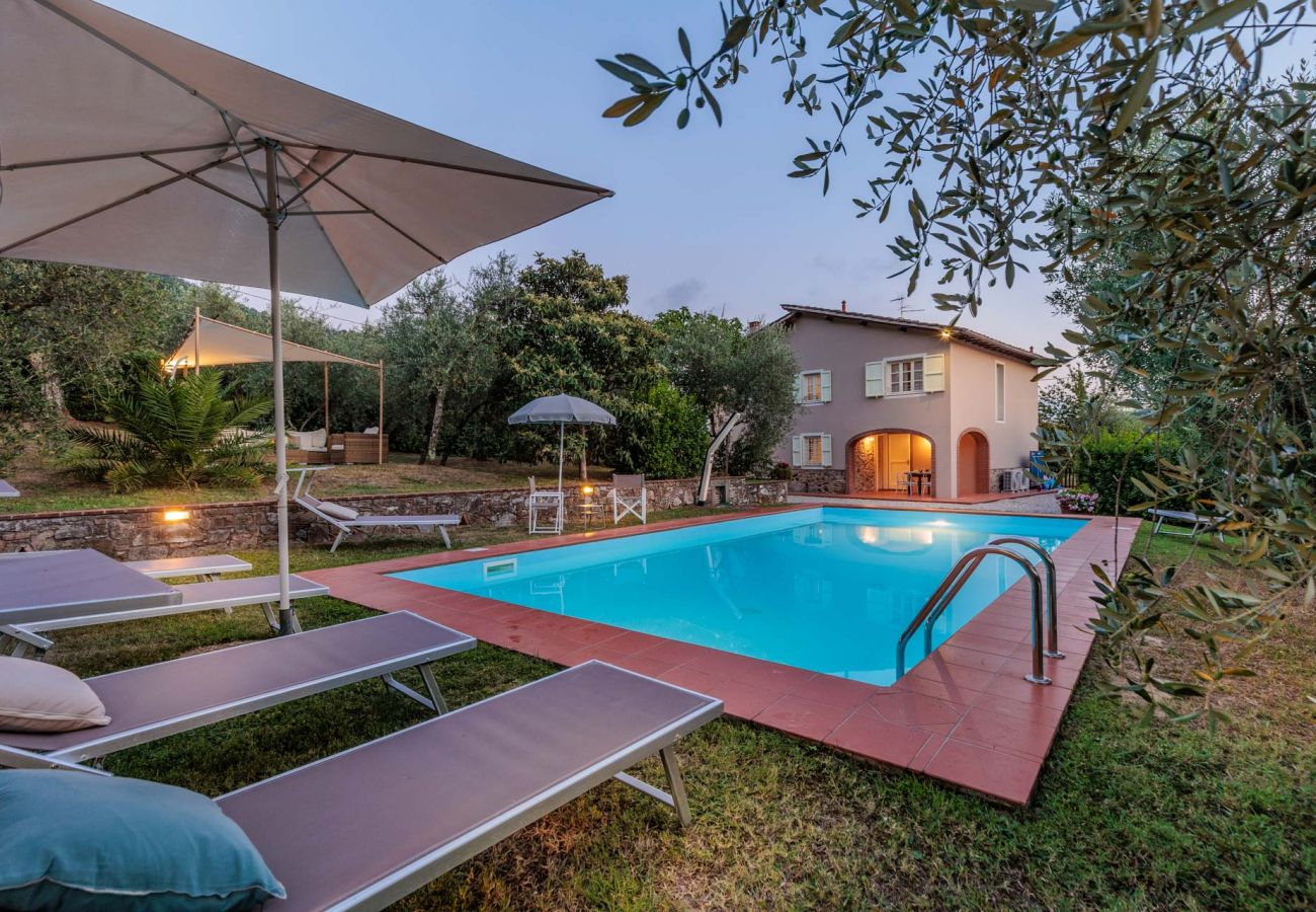 Villa i Lucca - Villa Dondolino, a Stylish Farmhouse with Private Pool close to Lucca and the Beach