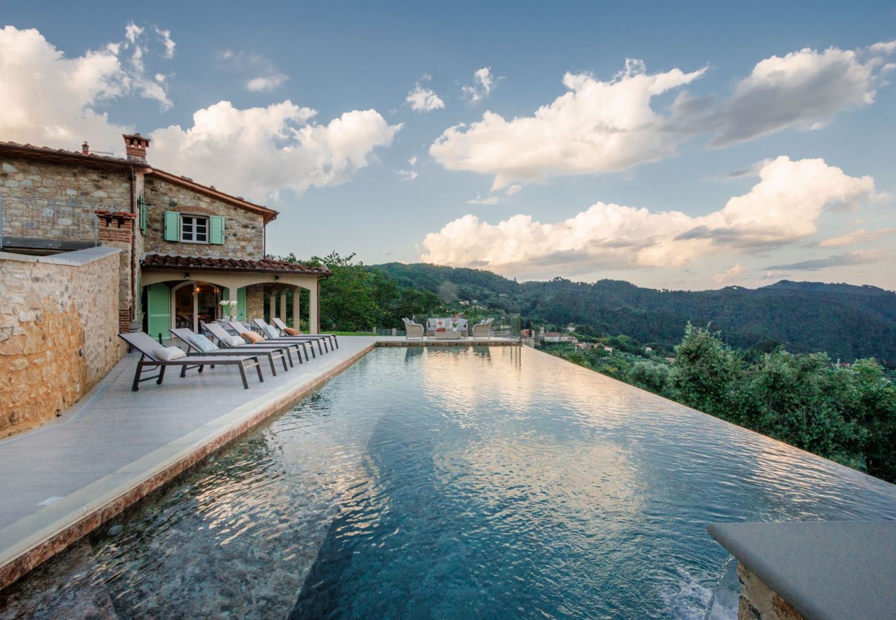 Villa i Pescaglia - Villa Grema, a Farmhouse with Private Infinity Pool between Lucca and the Beach
