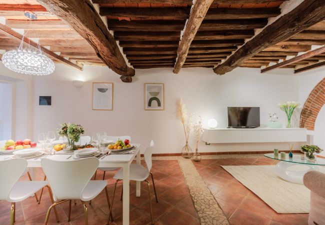  i Lucca - Casa Al Dipinto, an Apartment with Garden
