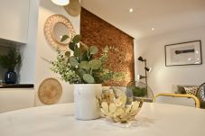 Lägenhet i Madrid - Moderno Apartamento de dos dormitorios y dos baños en Avenida América  