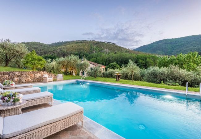 Hus i Capannori - Citrus Charm Farmhouse, a Country Villa with Pool on the hills of Lucca