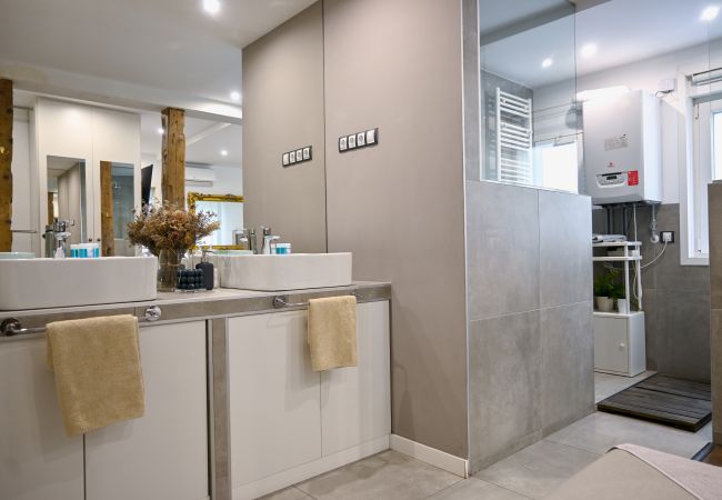 Lägenhet i Madrid - Agradable Apartamento de 2 Dormitorios y 2 baños en el Barrio Universidad. Temporal  Lägenhet i Madrid - Agradable Apartamento de 2 Dormitorios y 2 baños en el Barrio Universidad. Temporal