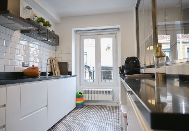 Lägenhet i Madrid - Agradable Apartamento de 2 Dormitorios y 2 baños en el Barrio Universidad. Temporal  Lägenhet i Madrid - Agradable Apartamento de 2 Dormitorios y 2 baños en el Barrio Universidad. Temporal