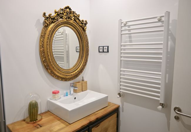 Lägenhet i Madrid - Agradable Apartamento de 2 Dormitorios y 2 baños en el Barrio Universidad. Temporal  Lägenhet i Madrid - Agradable Apartamento de 2 Dormitorios y 2 baños en el Barrio Universidad. Temporal