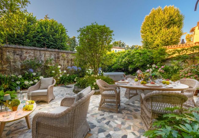  i Lucca - Luxury Home, Private Garden and Jacuzzi inside Lucca