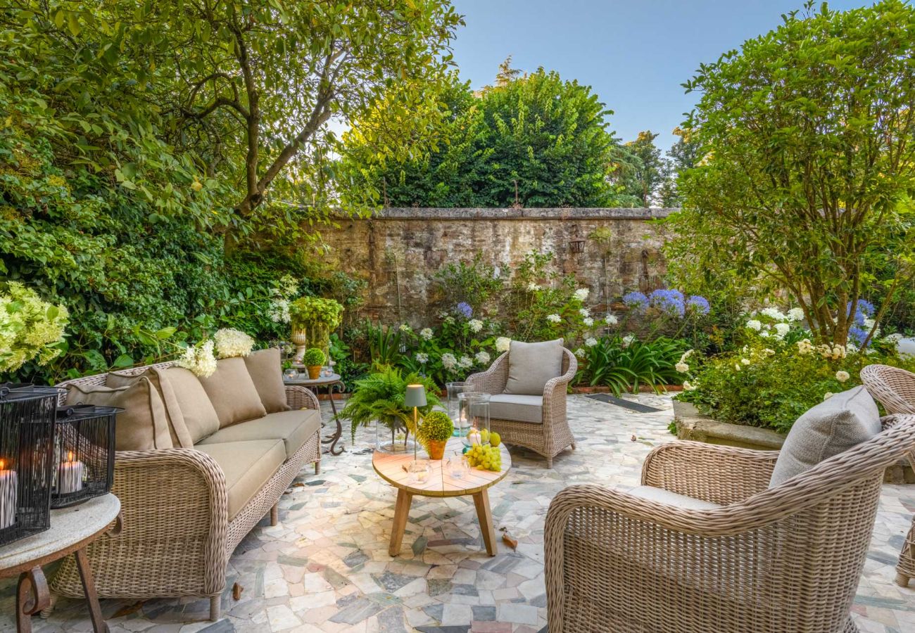 Lägenhet i Lucca - Luxury Home, Private Garden and Jacuzzi inside Lucca Lägenhet i Lucca - Luxury Home, Private Garden and Jacuzzi inside Lucca