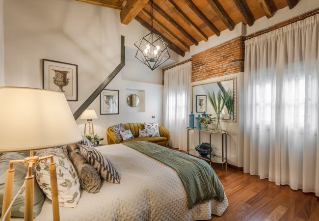 Lägenhet i Lucca - Dorina Penthouse 2 bedrooms 2 bathrooms inside the Lucca Walls Lägenhet i Lucca - Dorina Penthouse 2 bedrooms 2 bathrooms inside the Lucca Walls