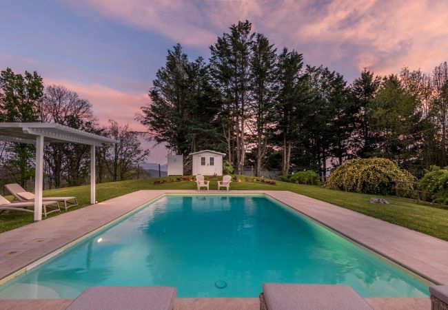 Hus i Pescaglia - Charming Farmhouse with Private Pool and View in Lucca
