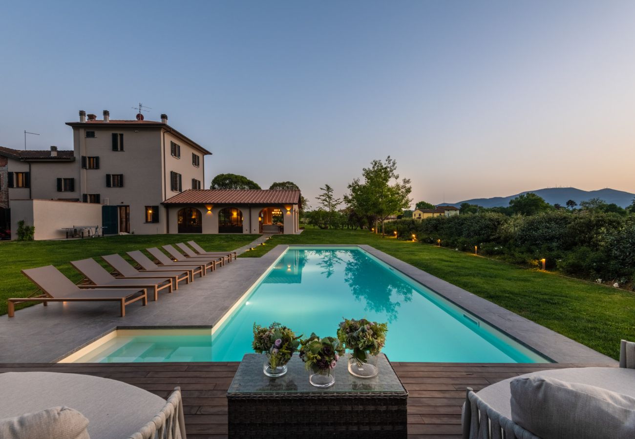 Villa i Orentano - Villa del Nonno, Luxury Tuscan Farmhouse with Private Pool close to Lucca, Pisa and Florence