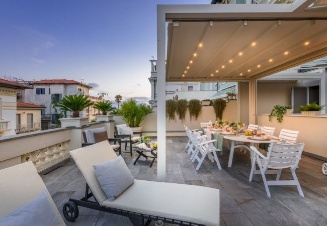  i Viareggio - Beachfront 3 Bedrooms Apartment with Terrace in Viareggio