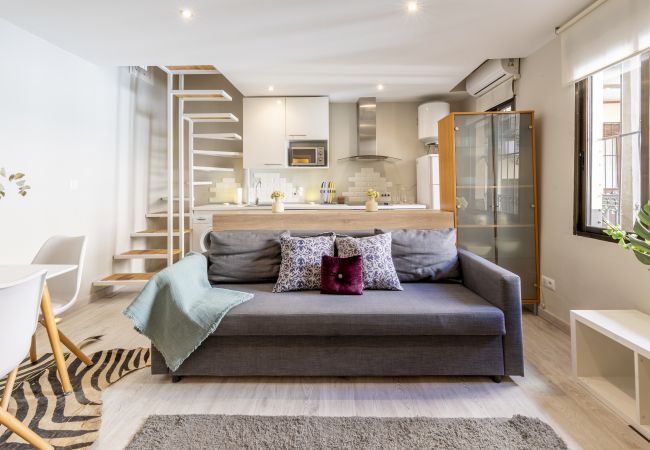  i Madrid - Dúplex con encanto en Chamberí : Comodidad y diseño en dos niveles 