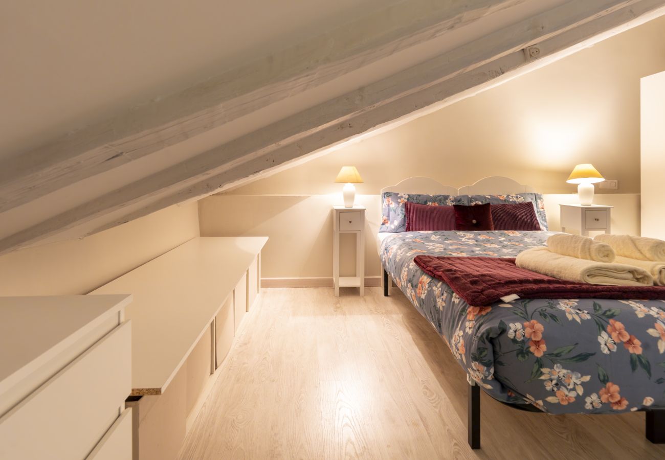 Lägenhet i Madrid - Dúplex con encanto en Chamberí : Comodidad y diseño en dos niveles .Temporal  Lägenhet i Madrid - Dúplex con encanto en Chamberí : Comodidad y diseño en dos niveles .Temporal