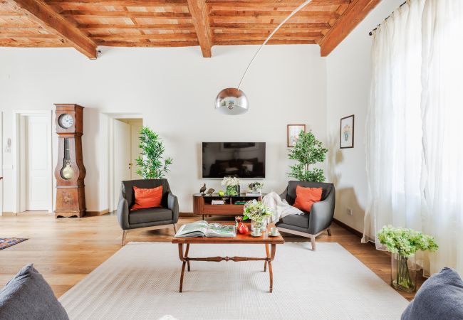 Lägenhet i Lucca - Historic and Contemporary 3 Bedrooms inside Lucca Lägenhet i Lucca - Historic and Contemporary 3 Bedrooms inside Lucca