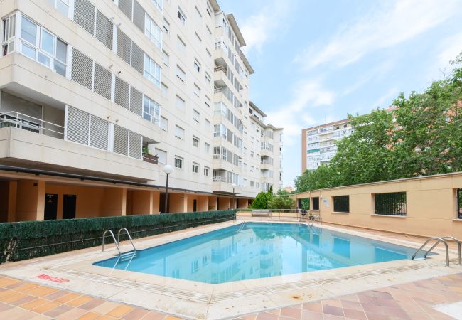  i Madrid - Piso moderno de 1 dormitorio con ventanales y sofá cama para invitados en Madrid