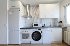 Lägenhet i Madrid - Piso moderno de 1 dormitorio con ventanales y sofá cama para invitados en Madrid