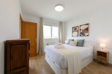 Lägenhet i Madrid - Piso moderno de 1 dormitorio con ventanales y sofá cama para invitados en Madrid