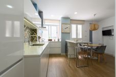 Lägenhet i Madrid - Piso de 3 dormitorios +  2 Baños  y estudio con cocina desayunador en el corazón de Madrid
