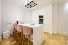 Lägenhet i Madrid - Apartamento de Lujo en el Corazón de Madrid – Elegancia, Comodidad y Estilo en un Solo Espacio