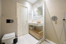 Lägenhet i Madrid - Apartamento de Lujo en el Corazón de Madrid – Elegancia, Comodidad y Estilo en un Solo Espacio