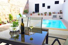 房屋 在 Muro - Foners Mallorquins 004 fantástica moderna casa con aire acondicionado, piscina privada, solarium y terraza