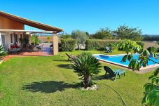 庄园 在 Muro - Sant Vicenç 022 tradicional finca con piscina privada,  espacioso jardín y WiFi