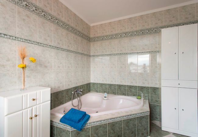 房屋 在 Muro - Marimar 039 fantástica casa ideal grupos con piscina, aire acondicionado, barbacoa y WiFi 房屋 在 Muro - Marimar 039 fantástica casa ideal grupos con piscina, aire acondicionado, barbacoa y WiFi