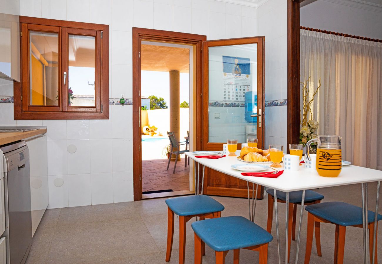 房屋 在 Muro - Marimar 039 fantástica casa ideal grupos con piscina, aire acondicionado, barbacoa y WiFi 房屋 在 Muro - Marimar 039 fantástica casa ideal grupos con piscina, aire acondicionado, barbacoa y WiFi