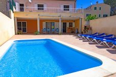 房屋 在 Muro - Marimar 039 fantástica casa ideal grupos con piscina, aire acondicionado, barbacoa y WiFi