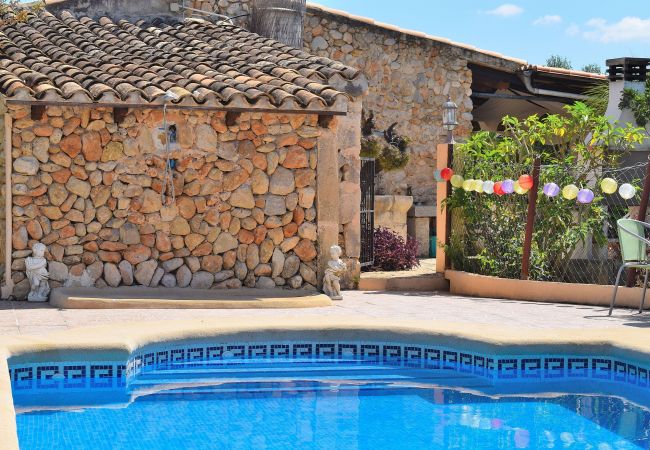  在 Buger - Sa Figuera Blanca 115 acogedora finca con piscina privada, jardín, terraza, barbacoa y WiFi