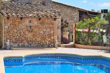 庄园 在 Buger - Sa Figuera Blanca 115 acogedora finca con piscina privada, jardín, terraza, barbacoa y WiFi