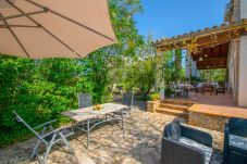 庄园 在 Buger - Son Tresco 126 fantástica finca ideal para grupos, con jardín, terraza, ping pong y WiFi