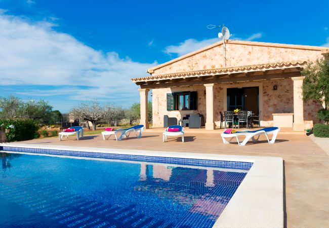  在 Sineu - Son Rossignol 155 acogedora finca rústica con piscina privada, terraza, barbacoa y WiFi